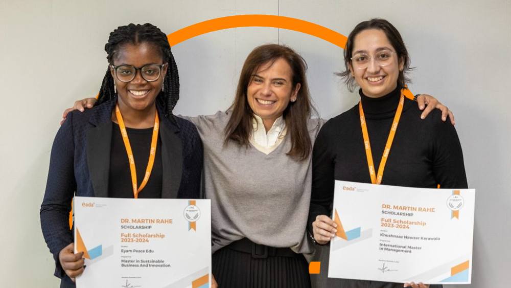 rs36139_2023-11-09-entrega-beca-martin-rahe-khusnaaz-kerawala-edu-peace-eyam